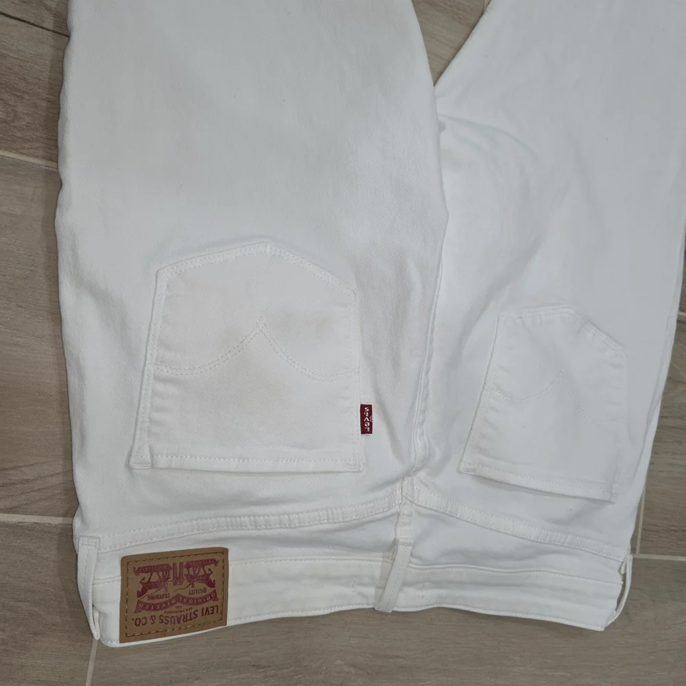 Women's White Levi's Jeans - Picture 15 of 16